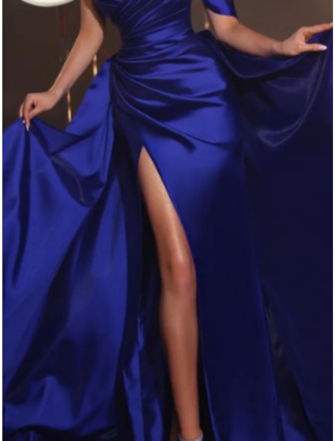 Abito da sera a trapezio, elegante, formale, con strascico a ruota, manica corta, monospalla, in raso con pieghe e spacco arricciato